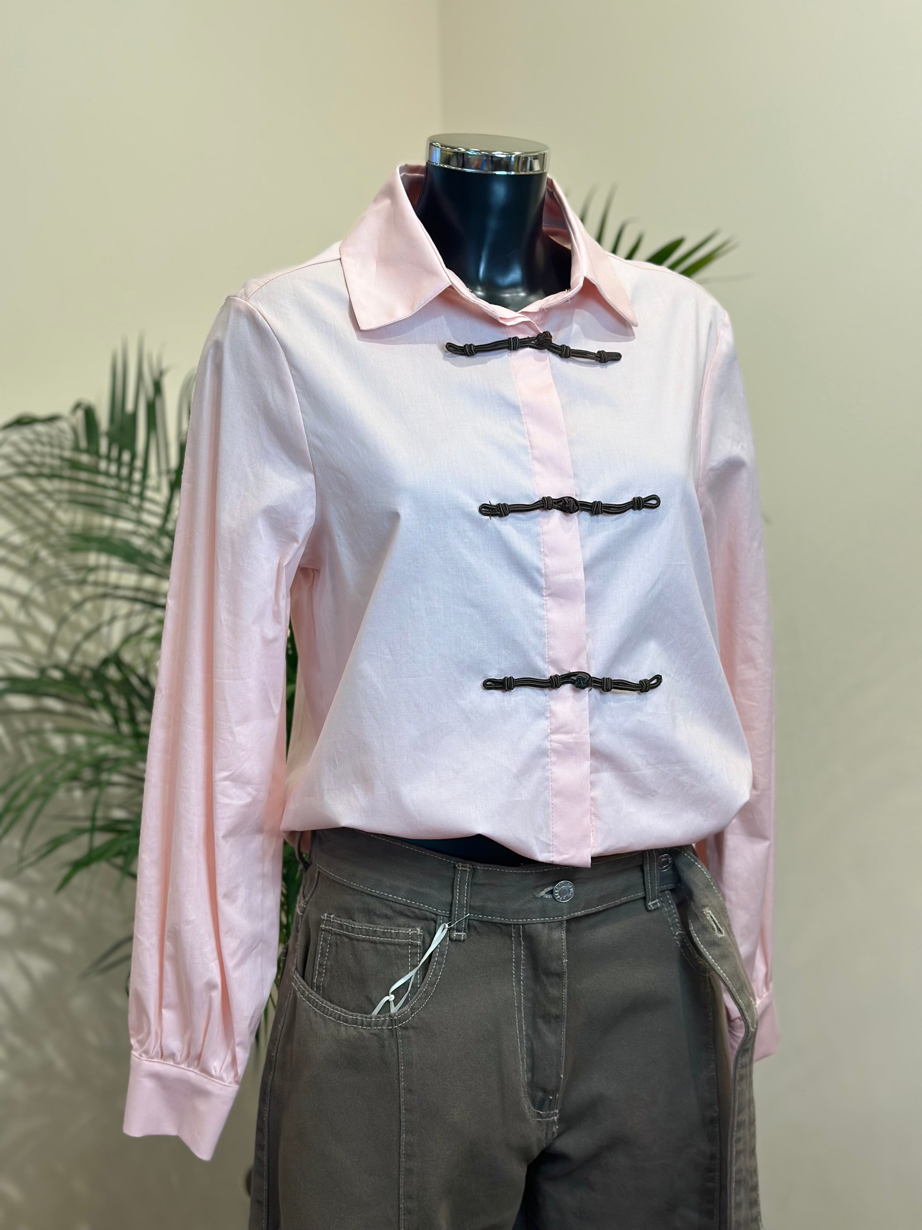 Slim-Bluse mit Posamentenverschlüssen Rosa Kontatto