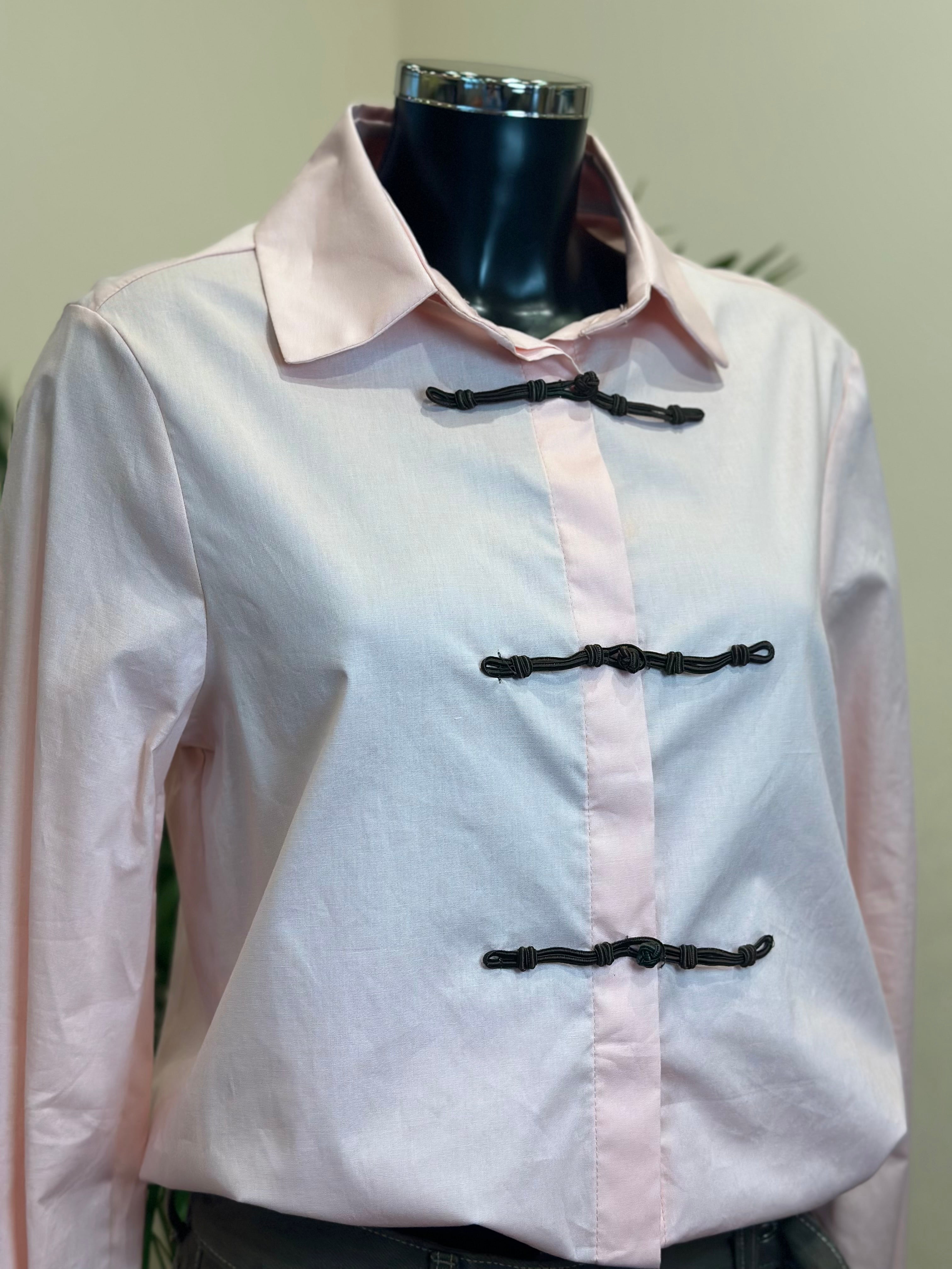 Slim-Bluse mit Posamentenverschlüssen Rosa Kontatto