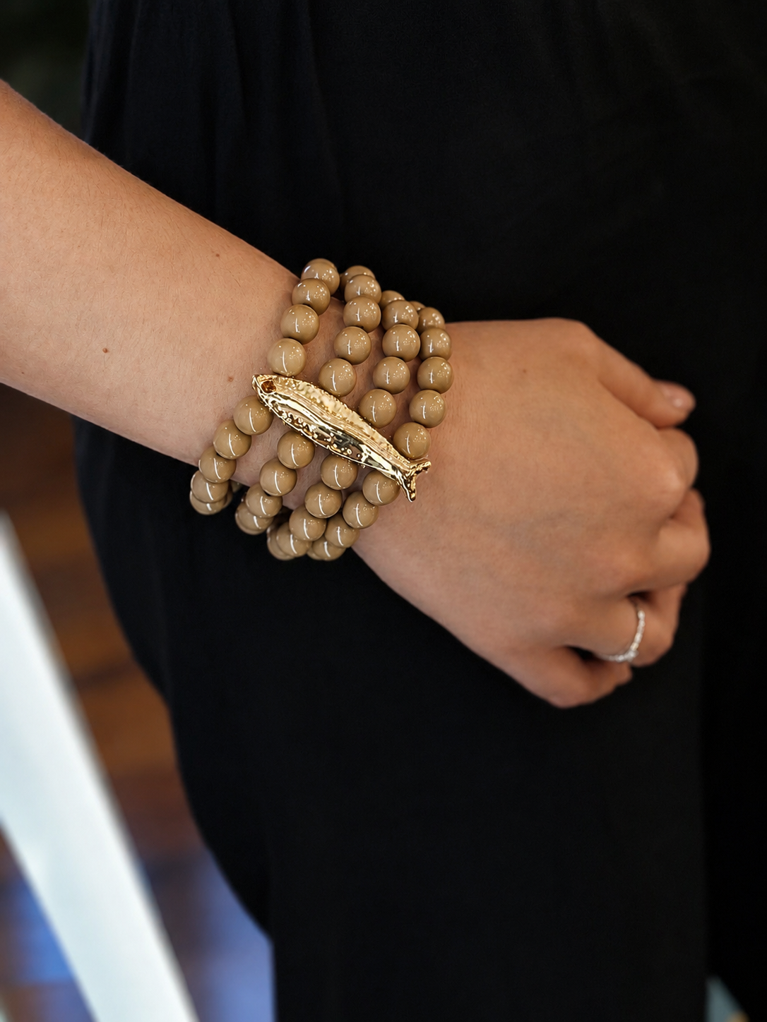 Nali Armband – Beige mit großen Perlen und Fisch