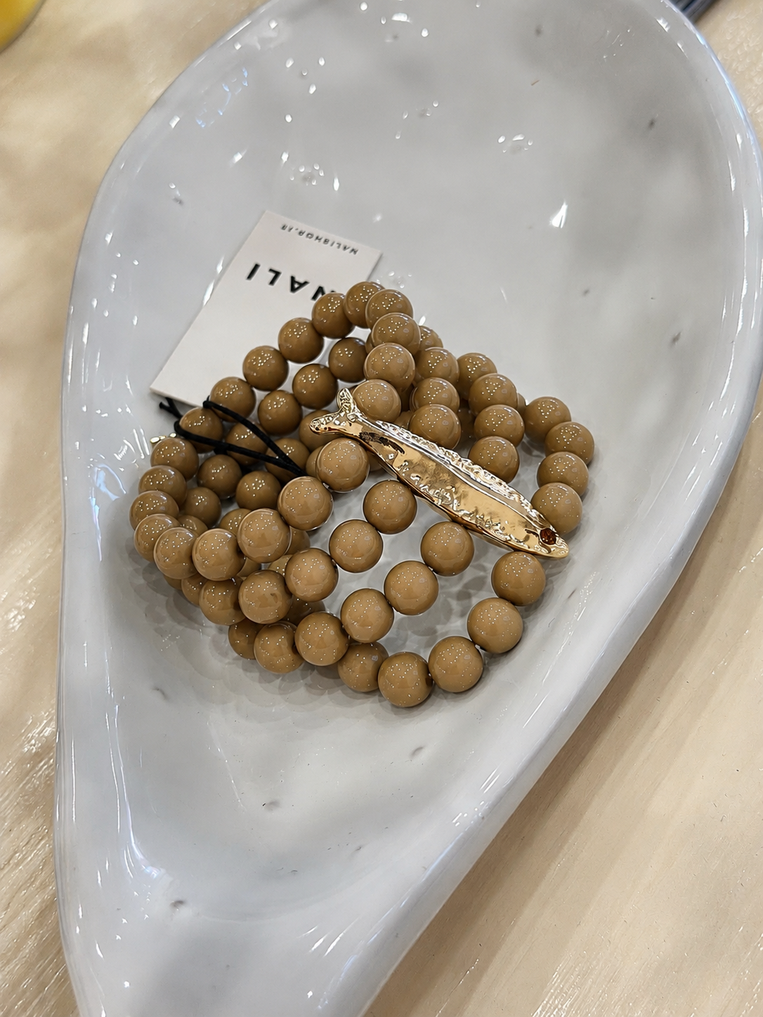 Nali Armband – Beige mit großen Perlen und Fisch