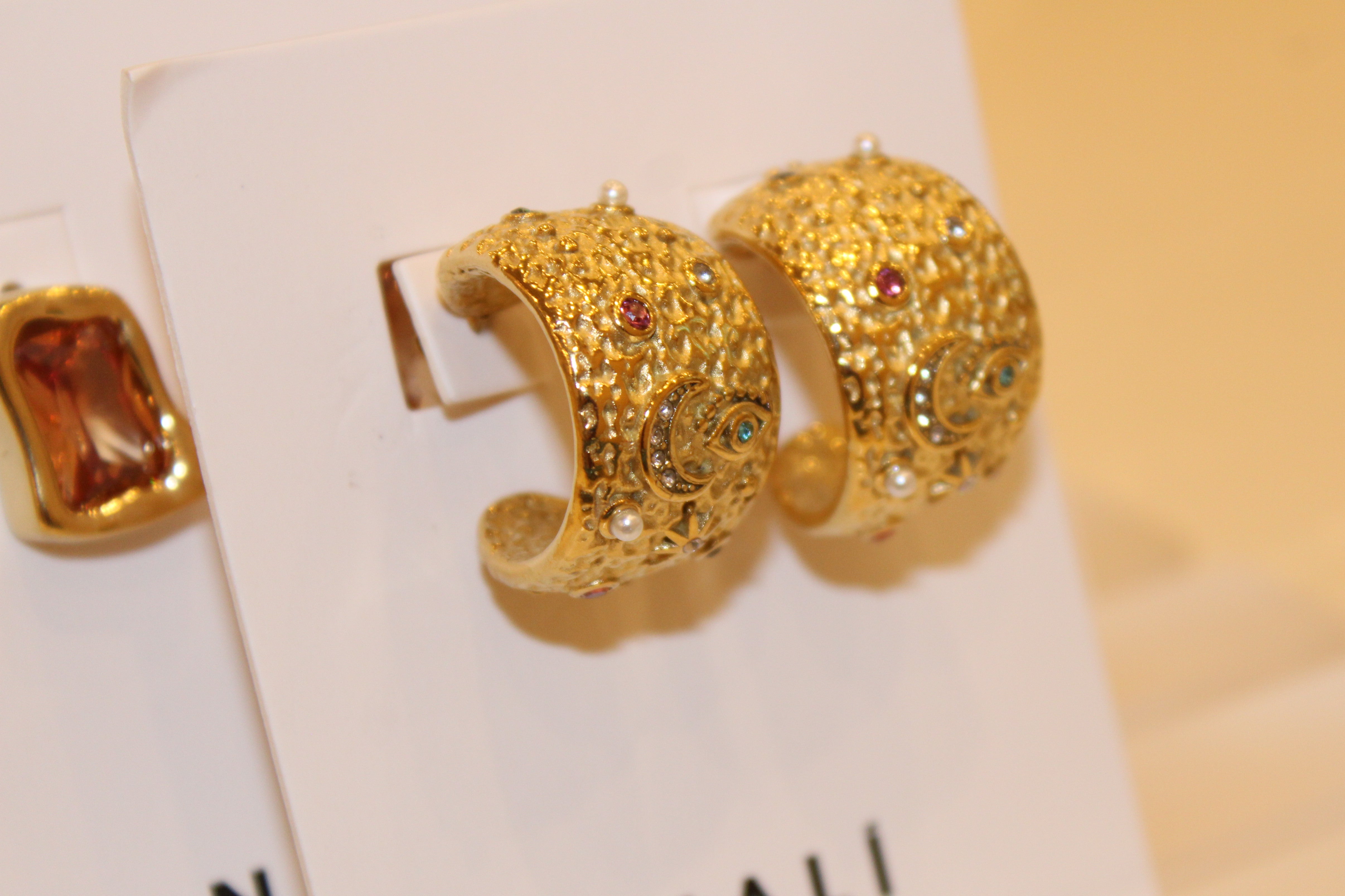 Breite goldene Creolen mit Details – Nali