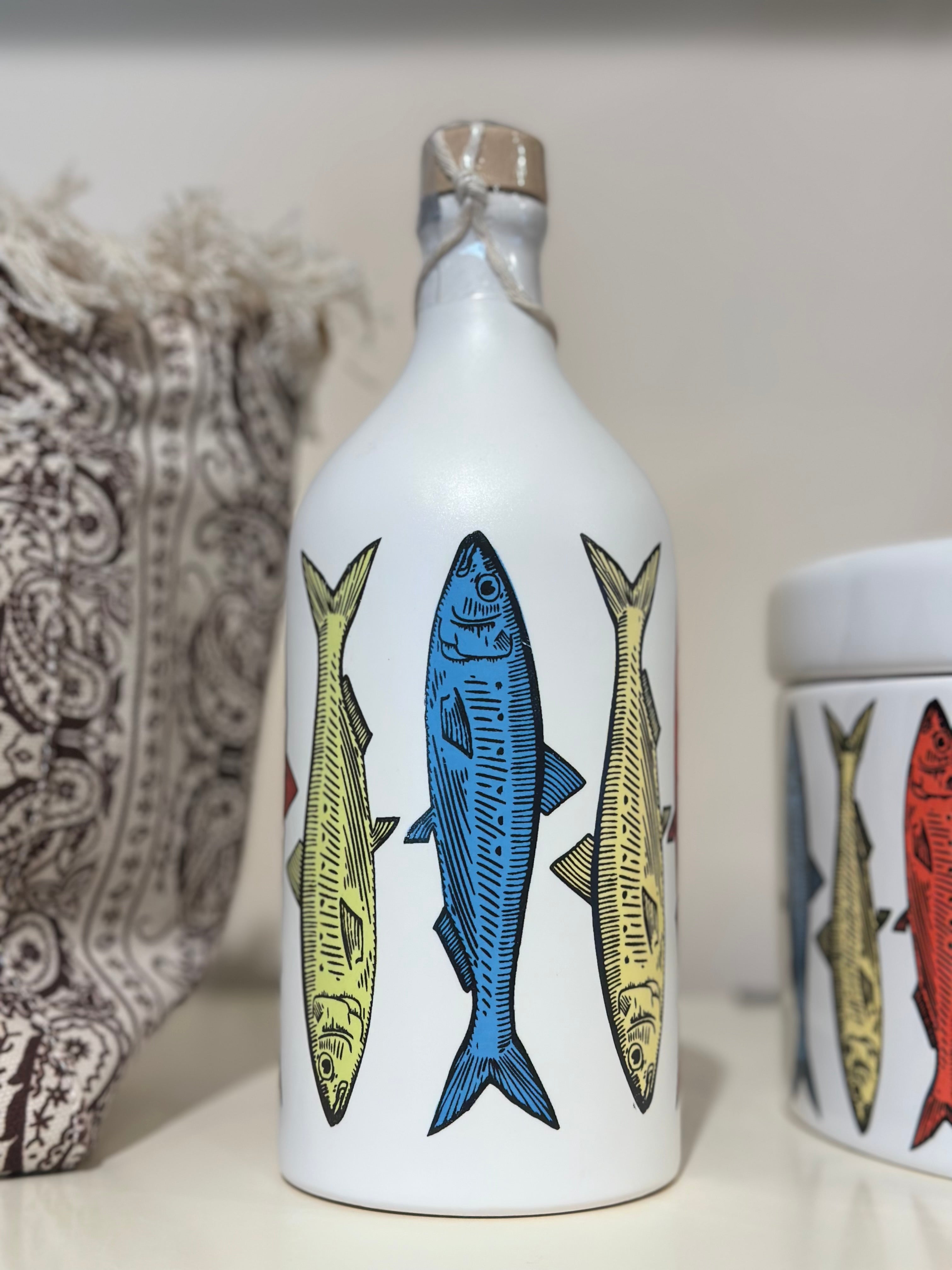 Olivenöl in Keramikflasche Sardinen