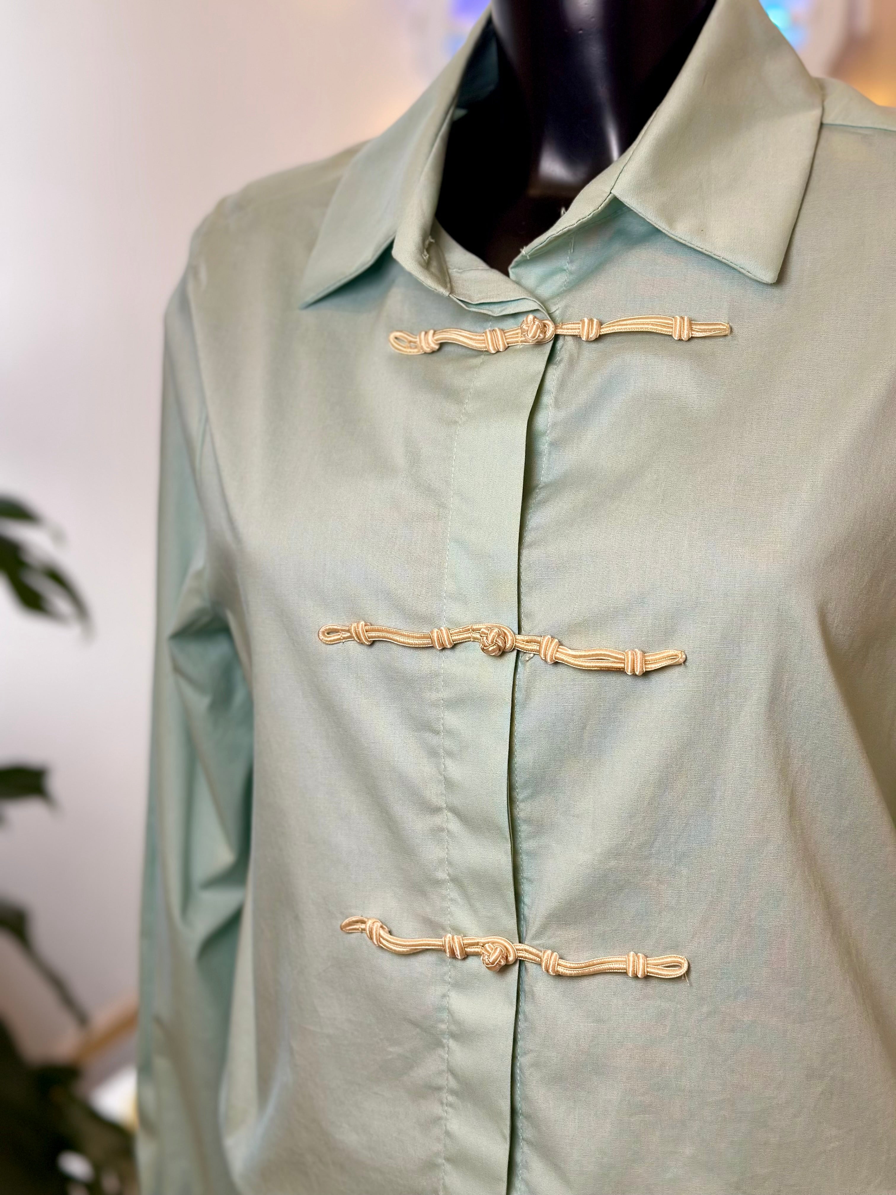 Slim-Bluse mit Posamentenverschlüssen Mint Kontatto