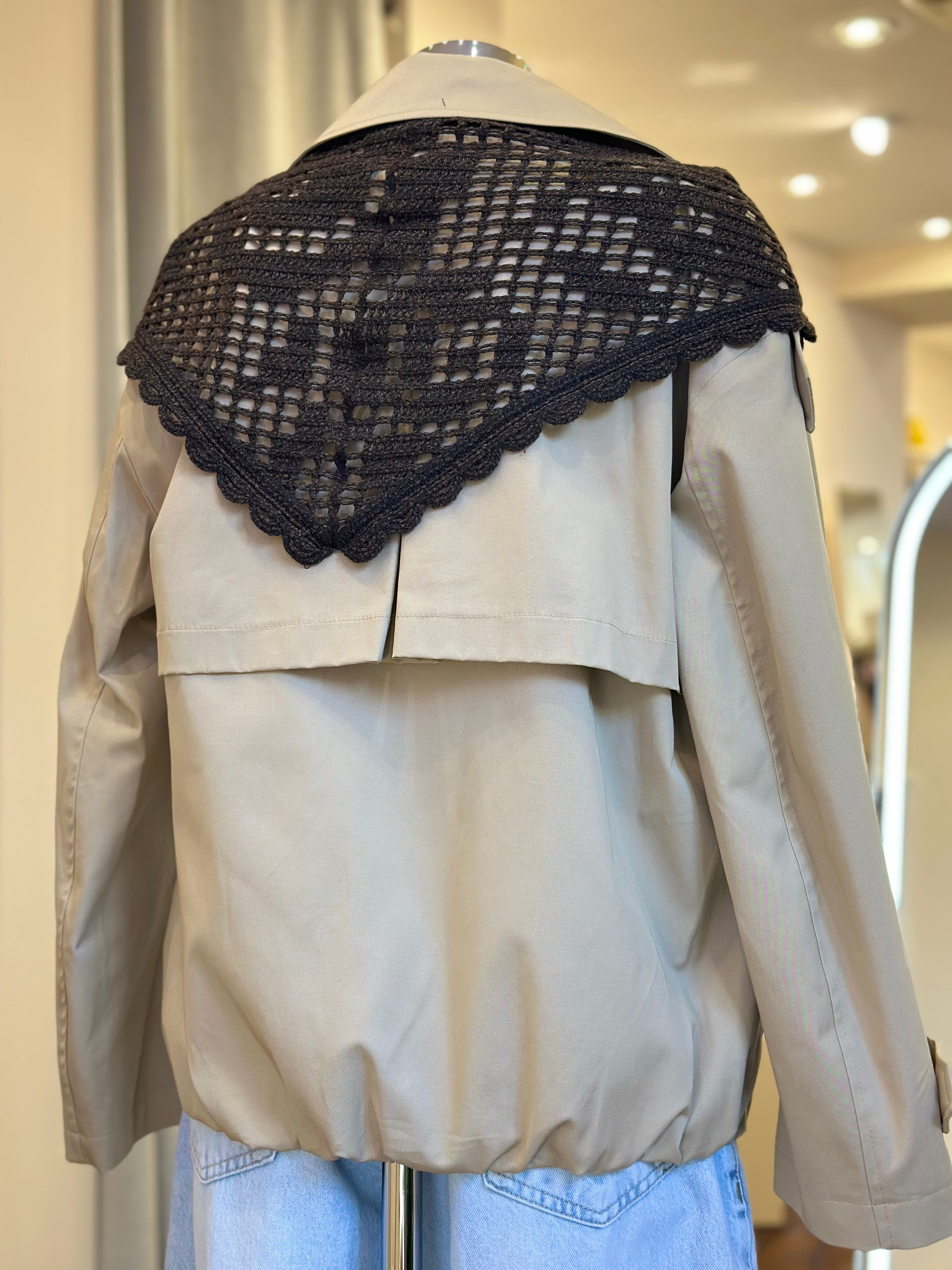 Trenchcoat mit Häkelschal Kontatto