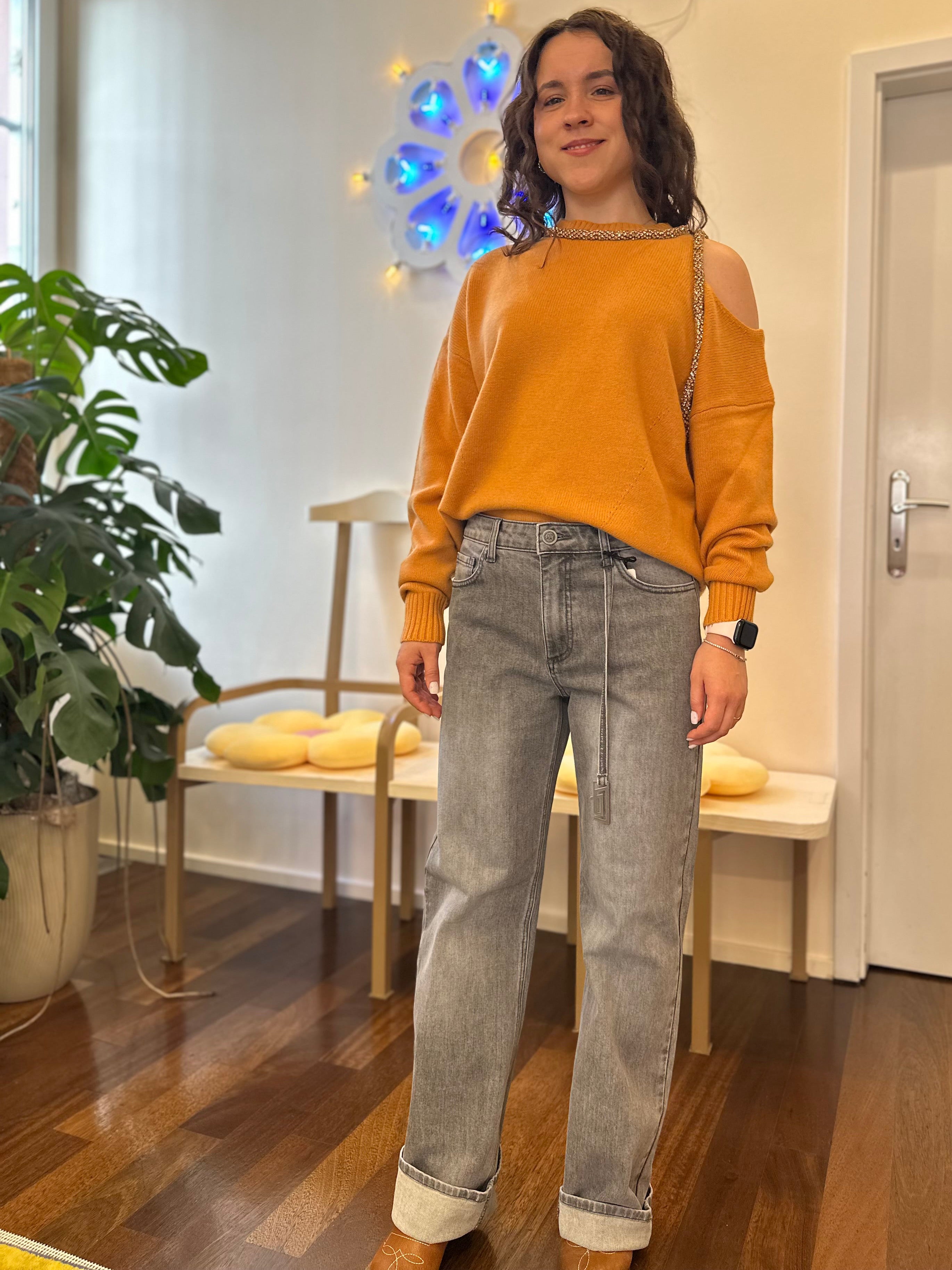 Jijil – Jeans Grau Straight mit Logo-Anhänger