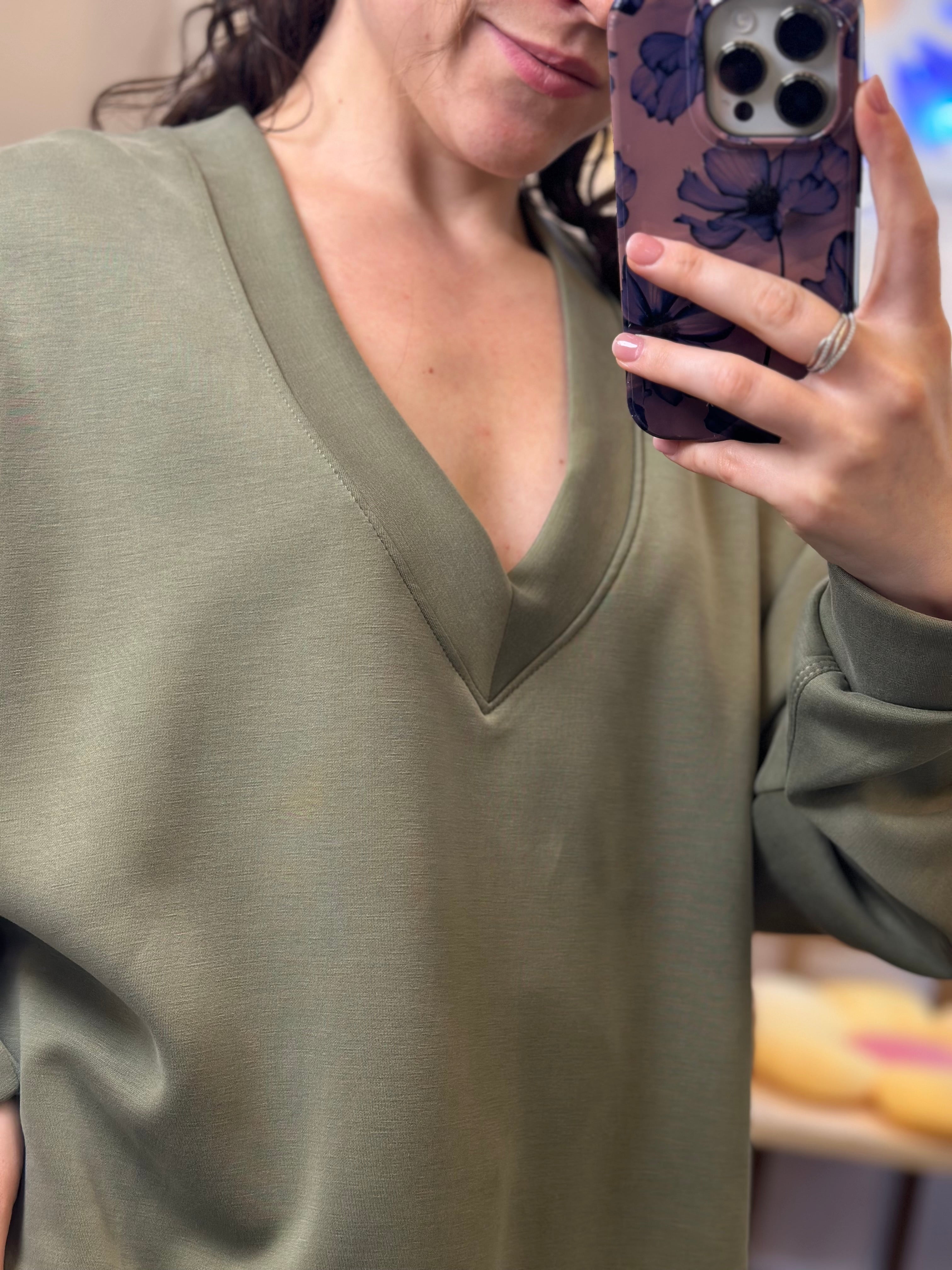 Sweatshirt mit V-Ausschnitt Militärgrün Kontatto