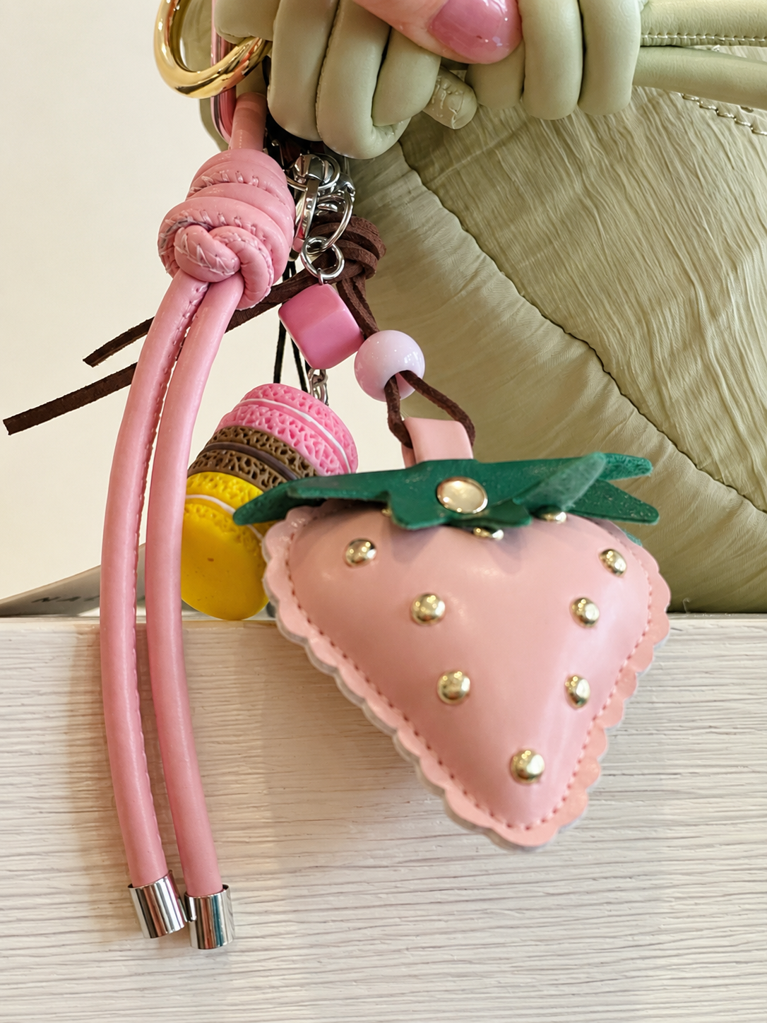 Charm Erdbeere Rosa mit Macarons Nali