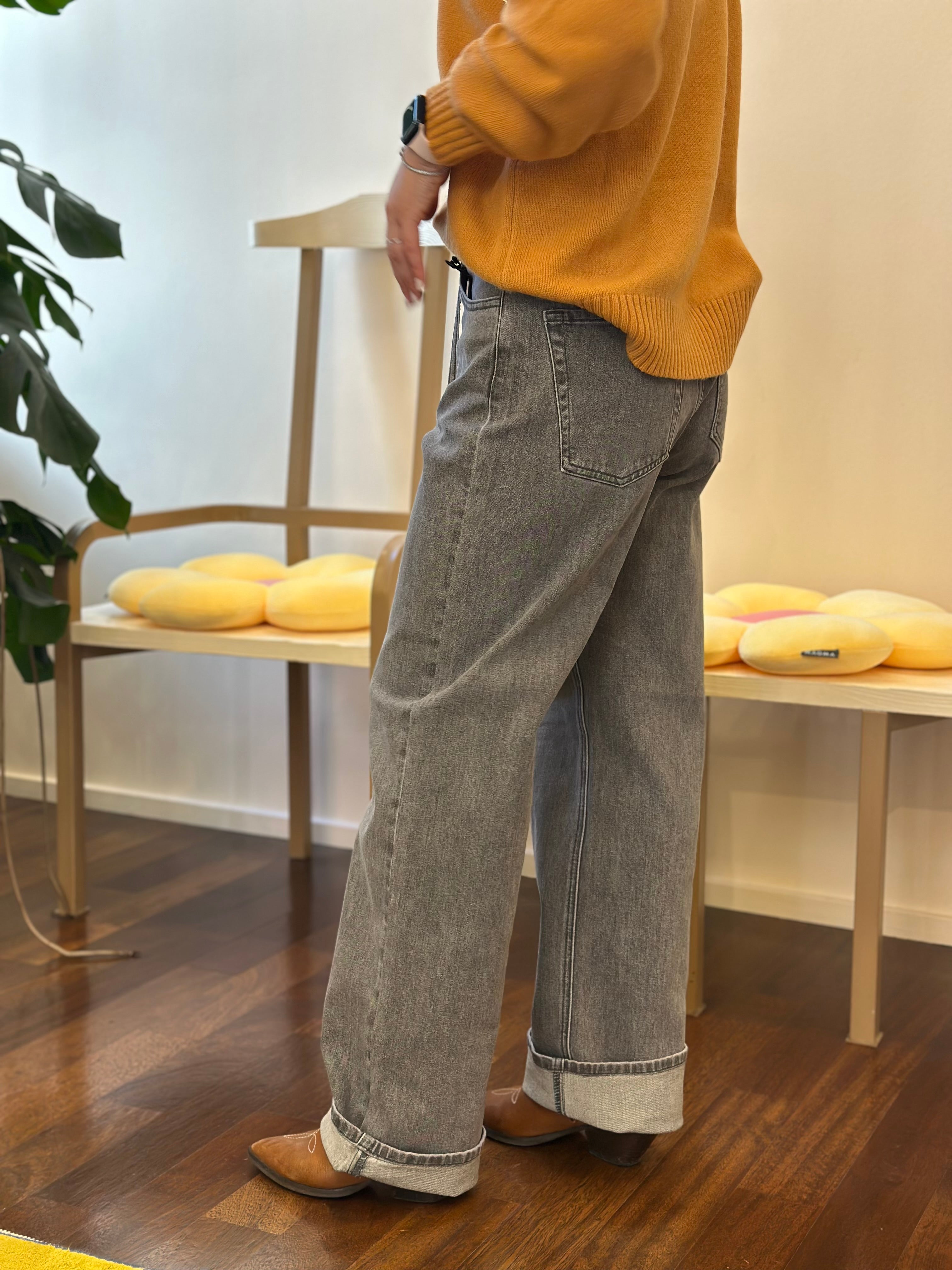Jijil – Jeans Grau Straight mit Logo-Anhänger