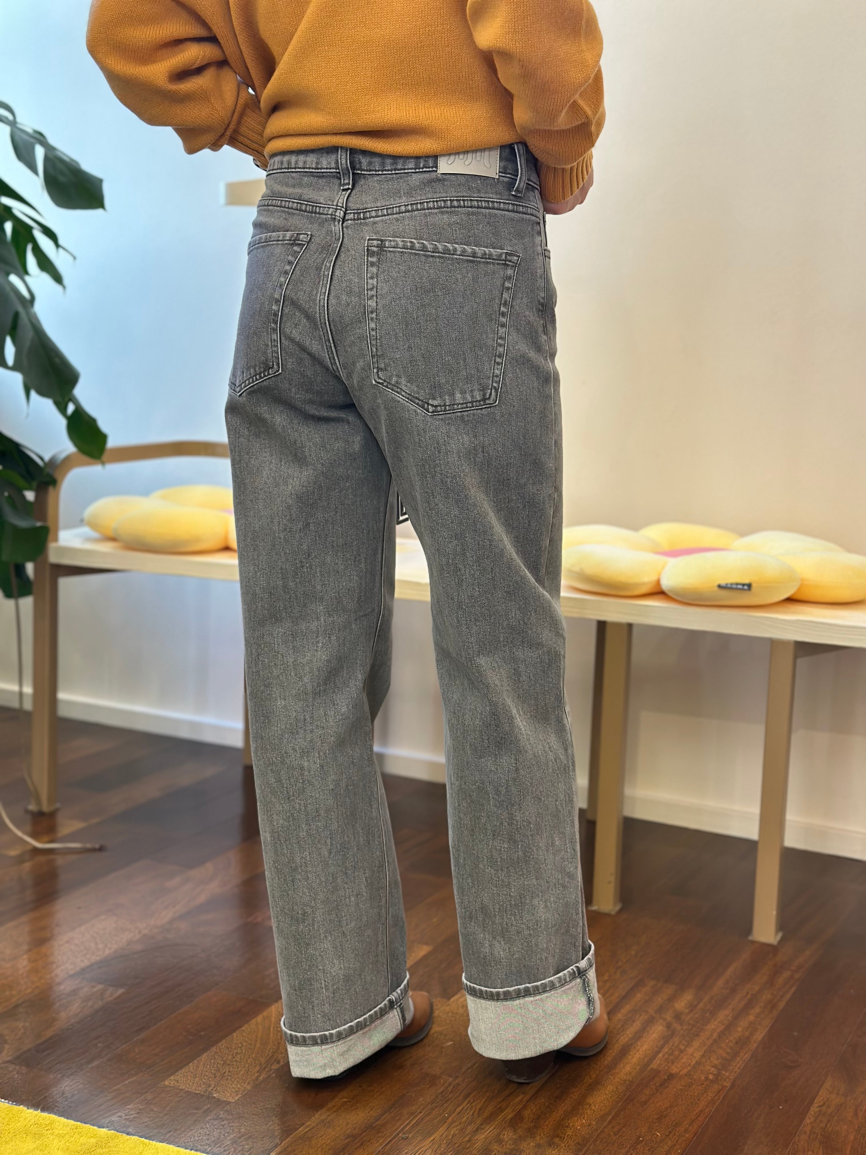 Jijil – Jeans Grau Straight mit Logo-Anhänger