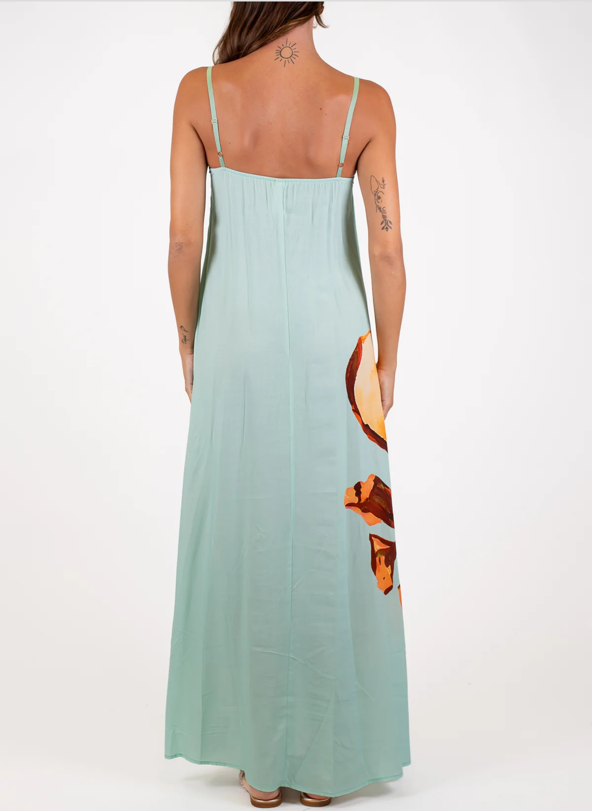 Langes Trägerkleid Wasserblau mit Orangeblume 100% Viskose – Tensione In