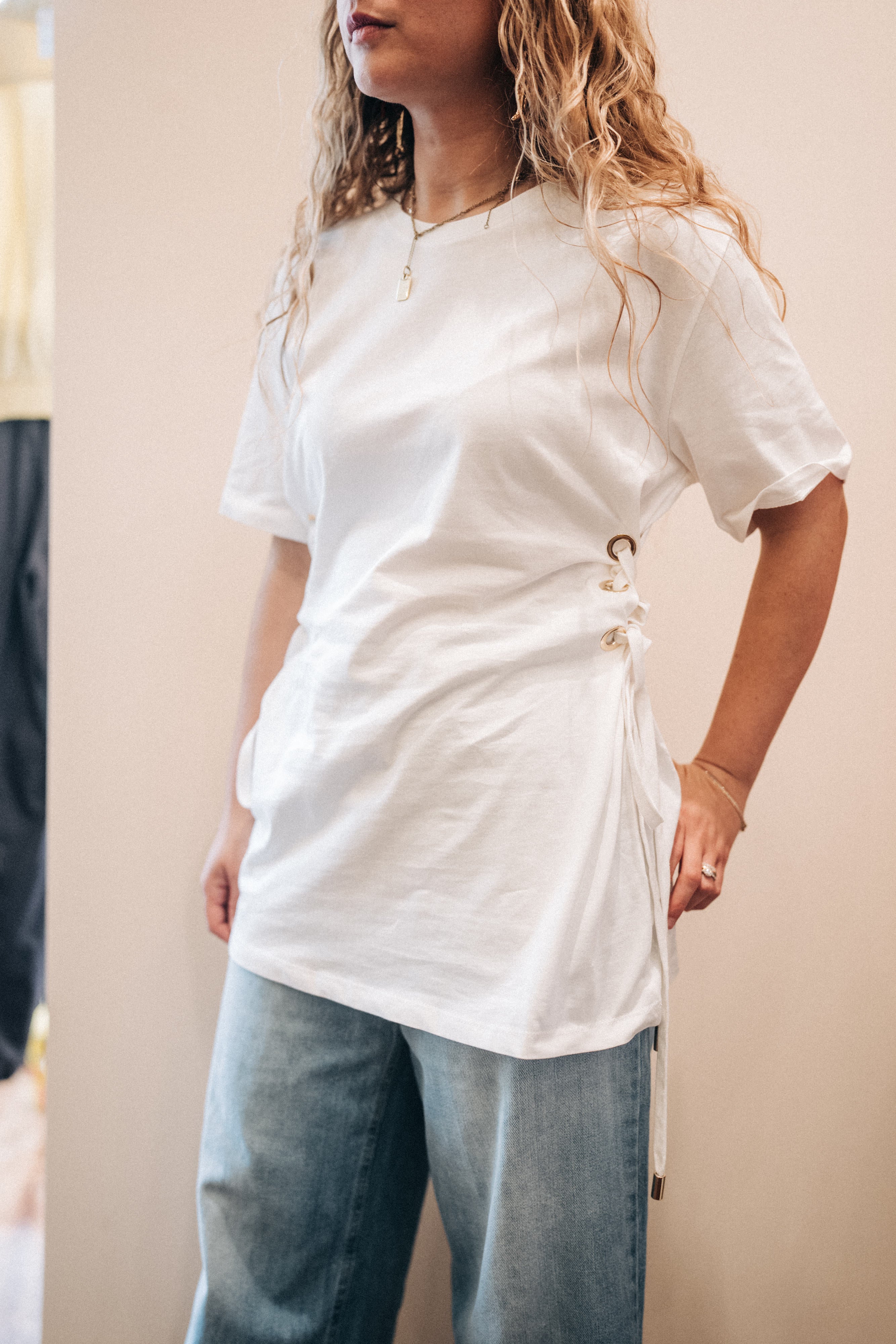 T-Shirt Weiß mit seitlichen Ringen