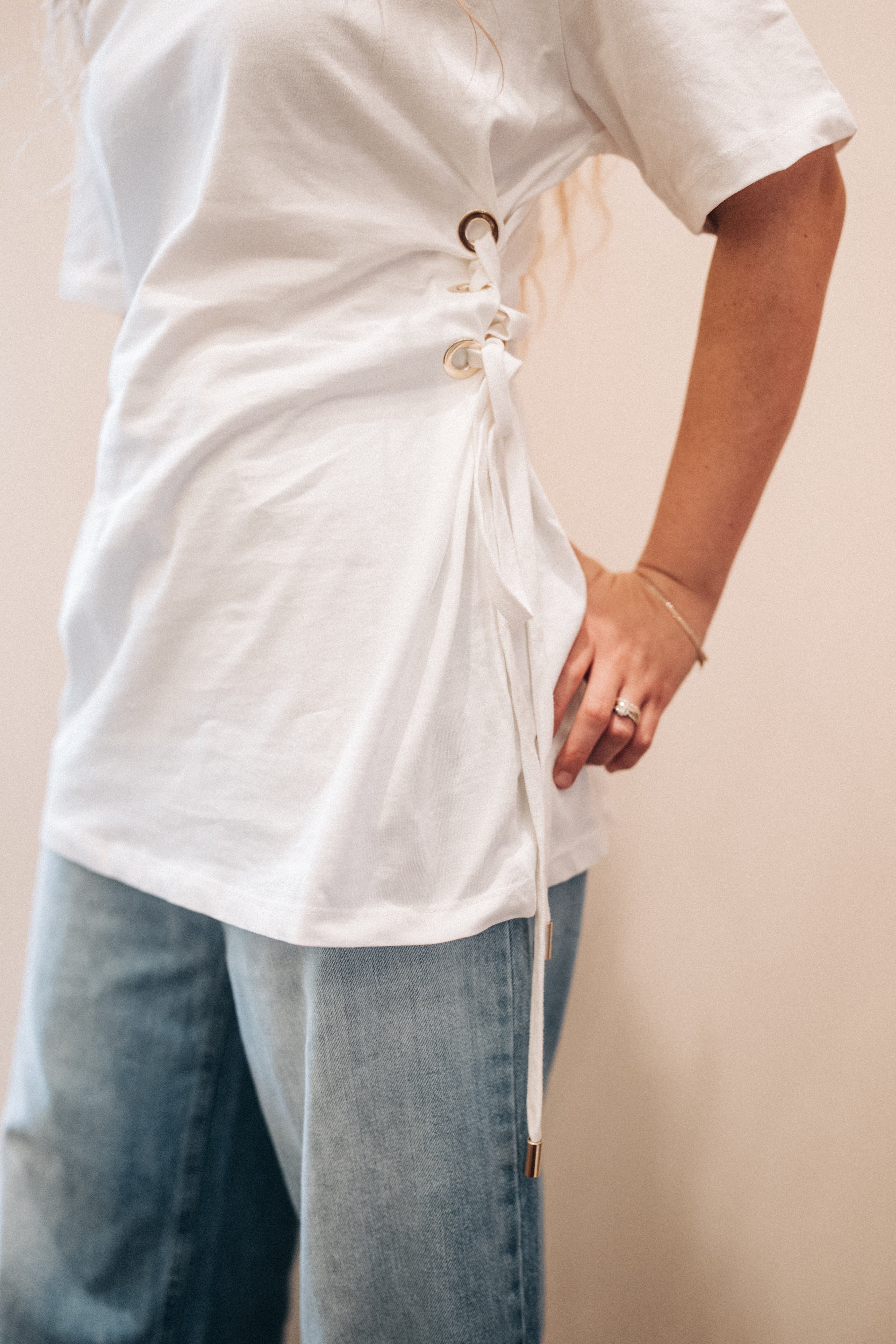 T-Shirt Weiß mit seitlichen Ringen