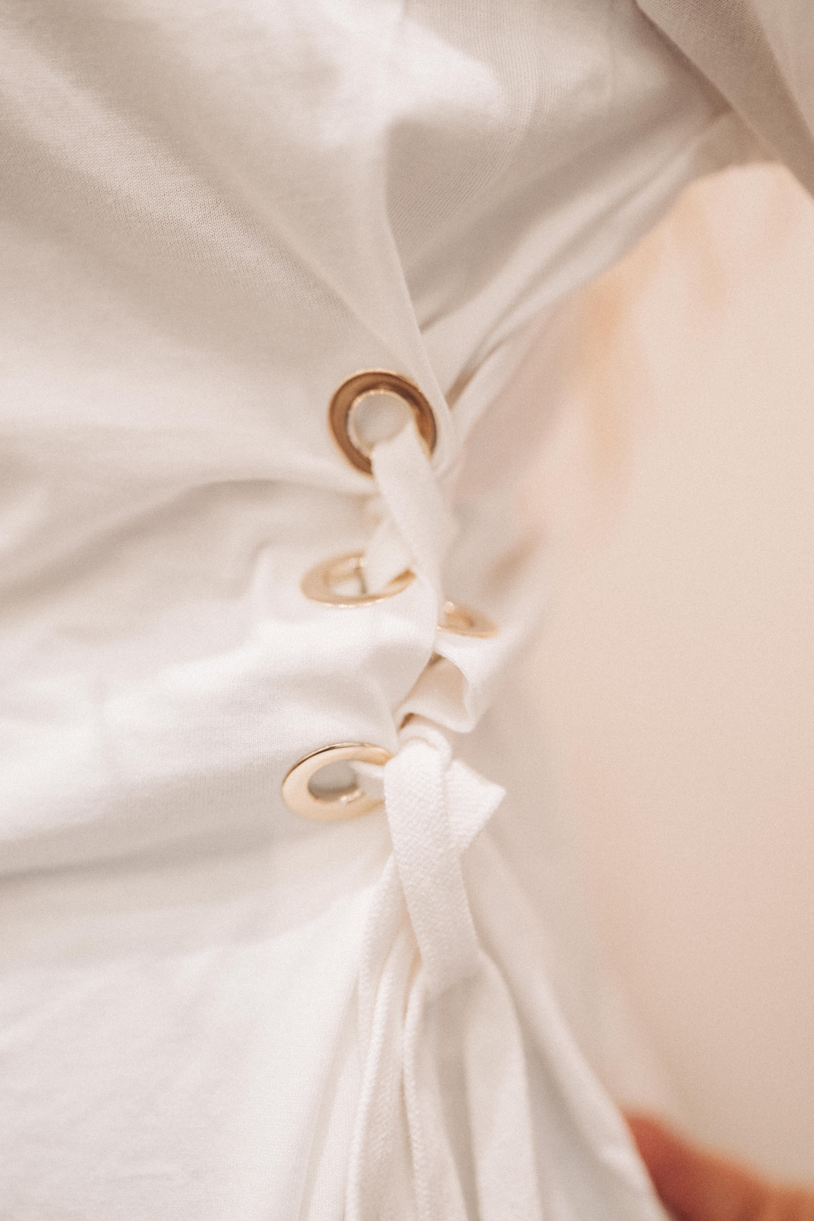 T-Shirt Weiß mit seitlichen Ringen