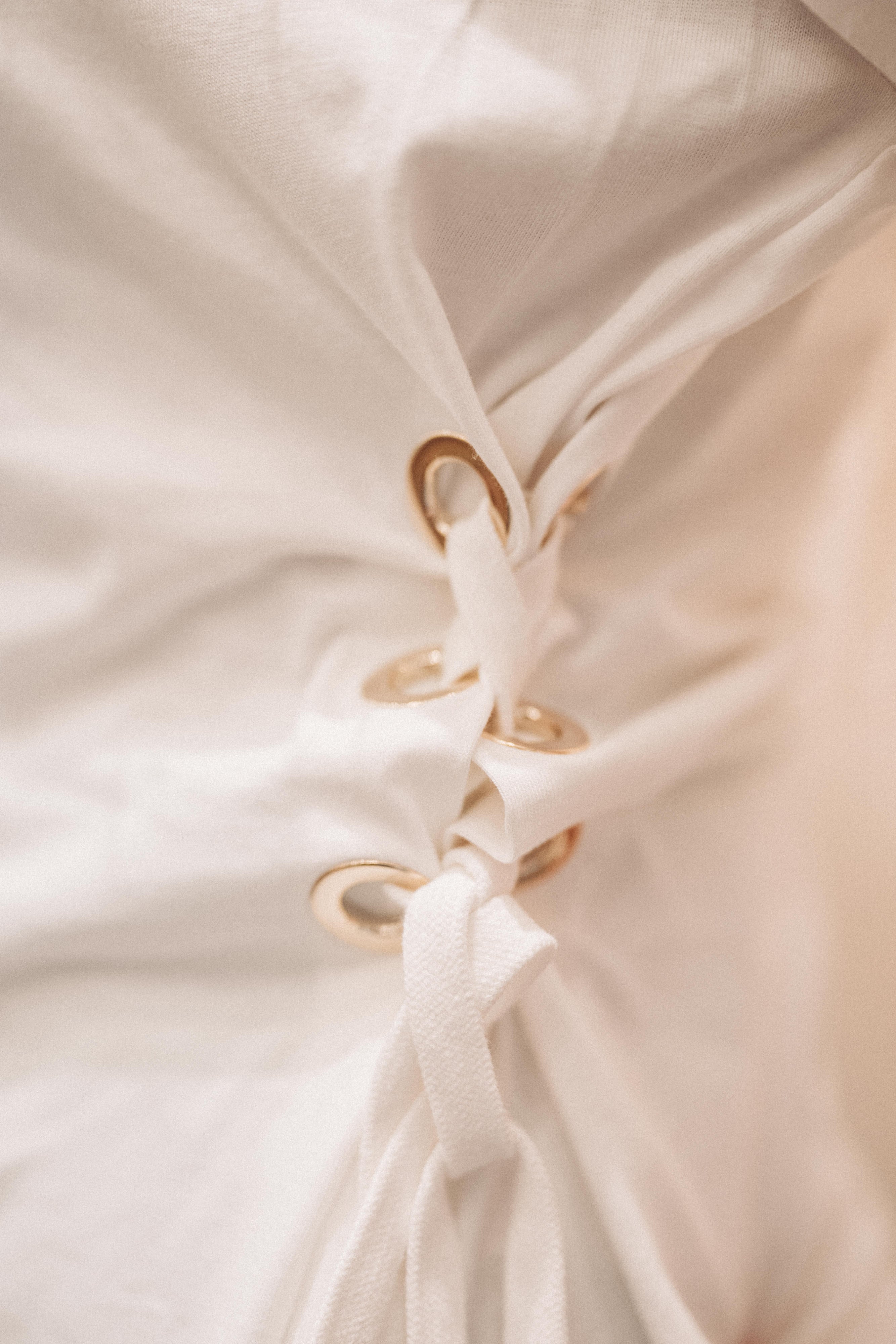 T-Shirt Weiß mit seitlichen Ringen
