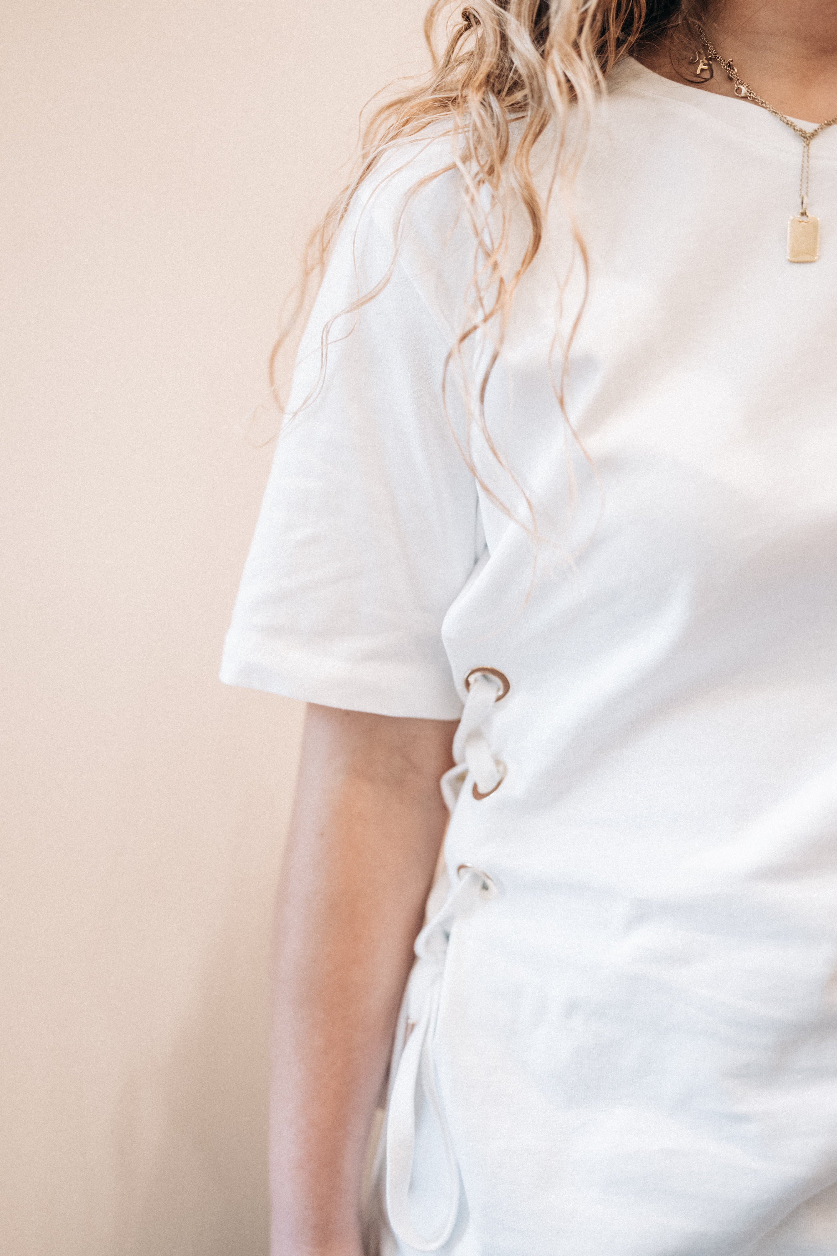 T-Shirt Weiß mit seitlichen Ringen
