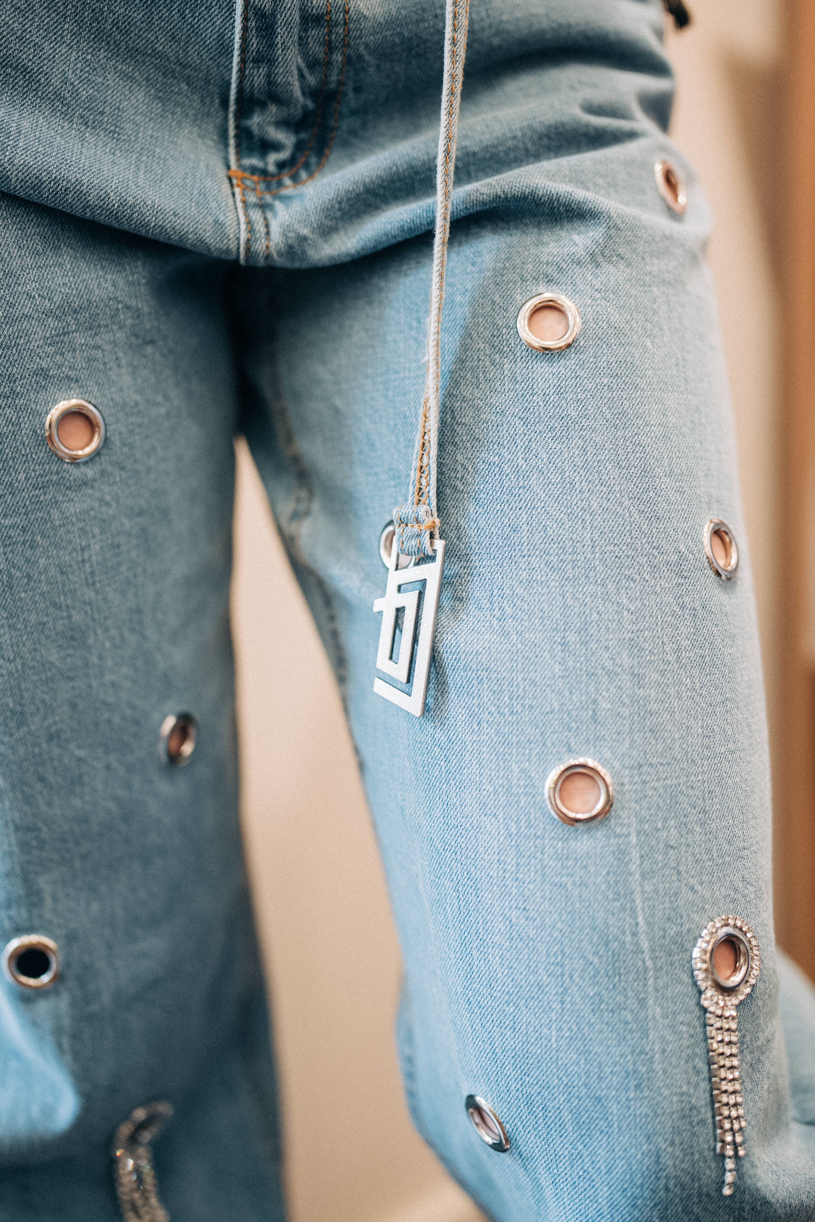Jeans mit Applikationen Jijil
