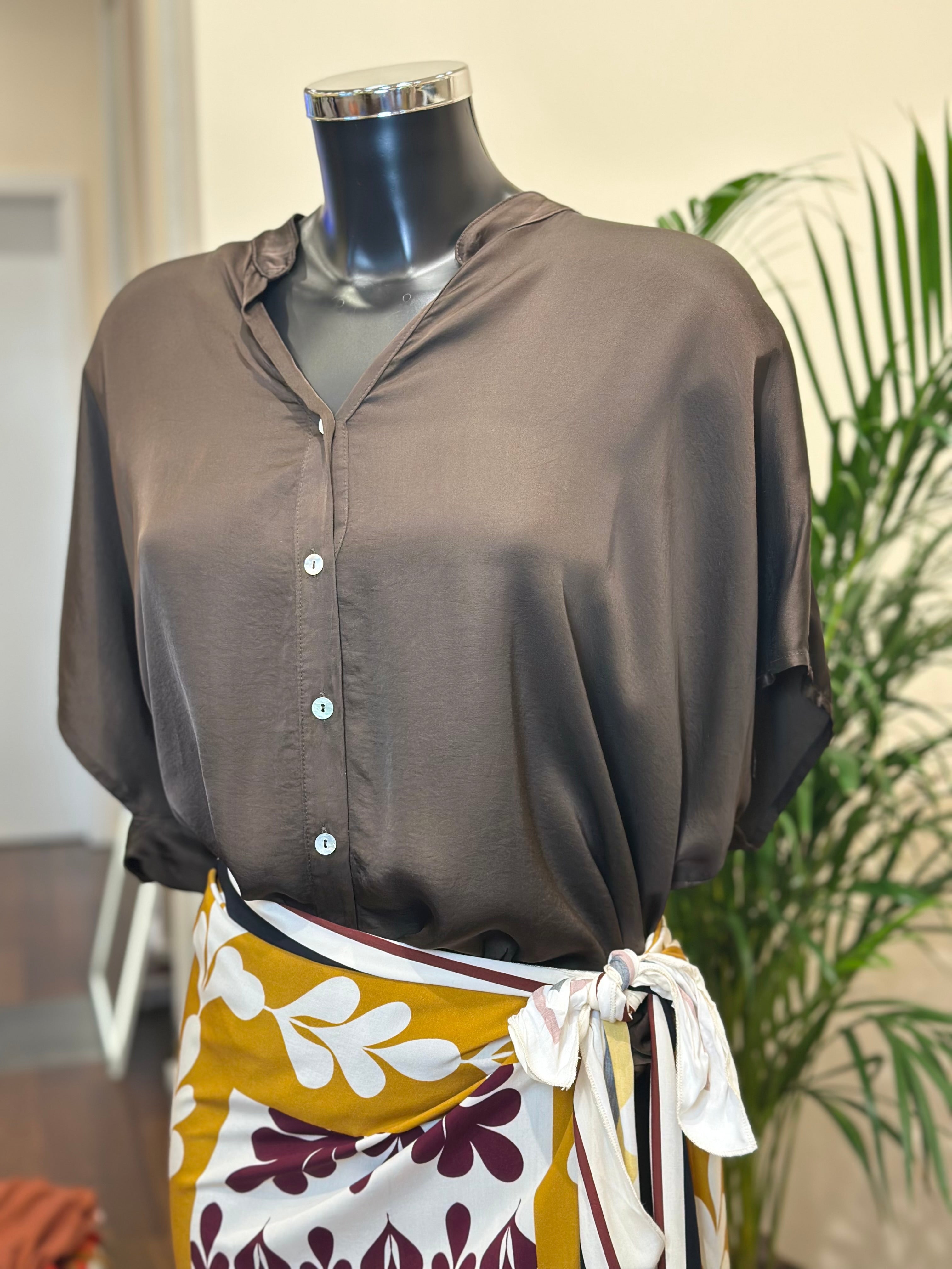 Viskose-Shirt mit Knöpfen in Braun