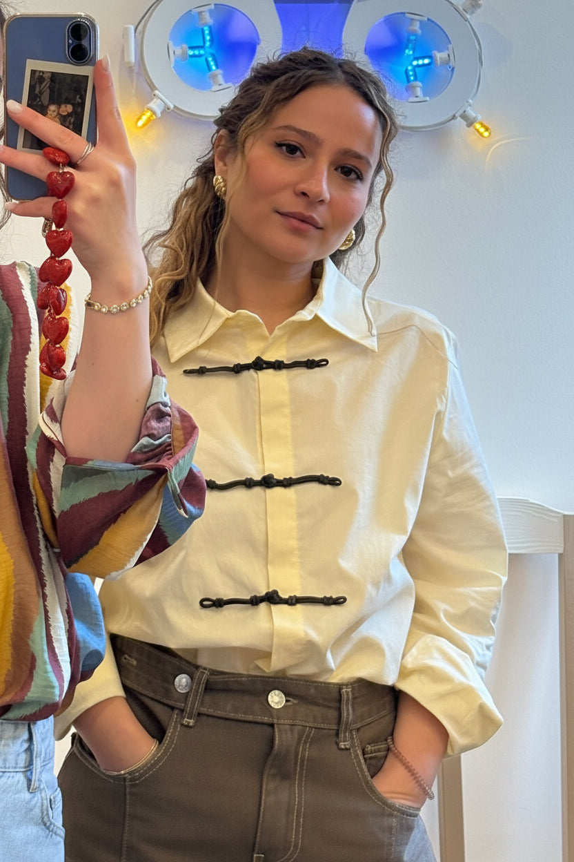 Slim-Bluse mit Posamentenverschlüssen Gelb Kontatto