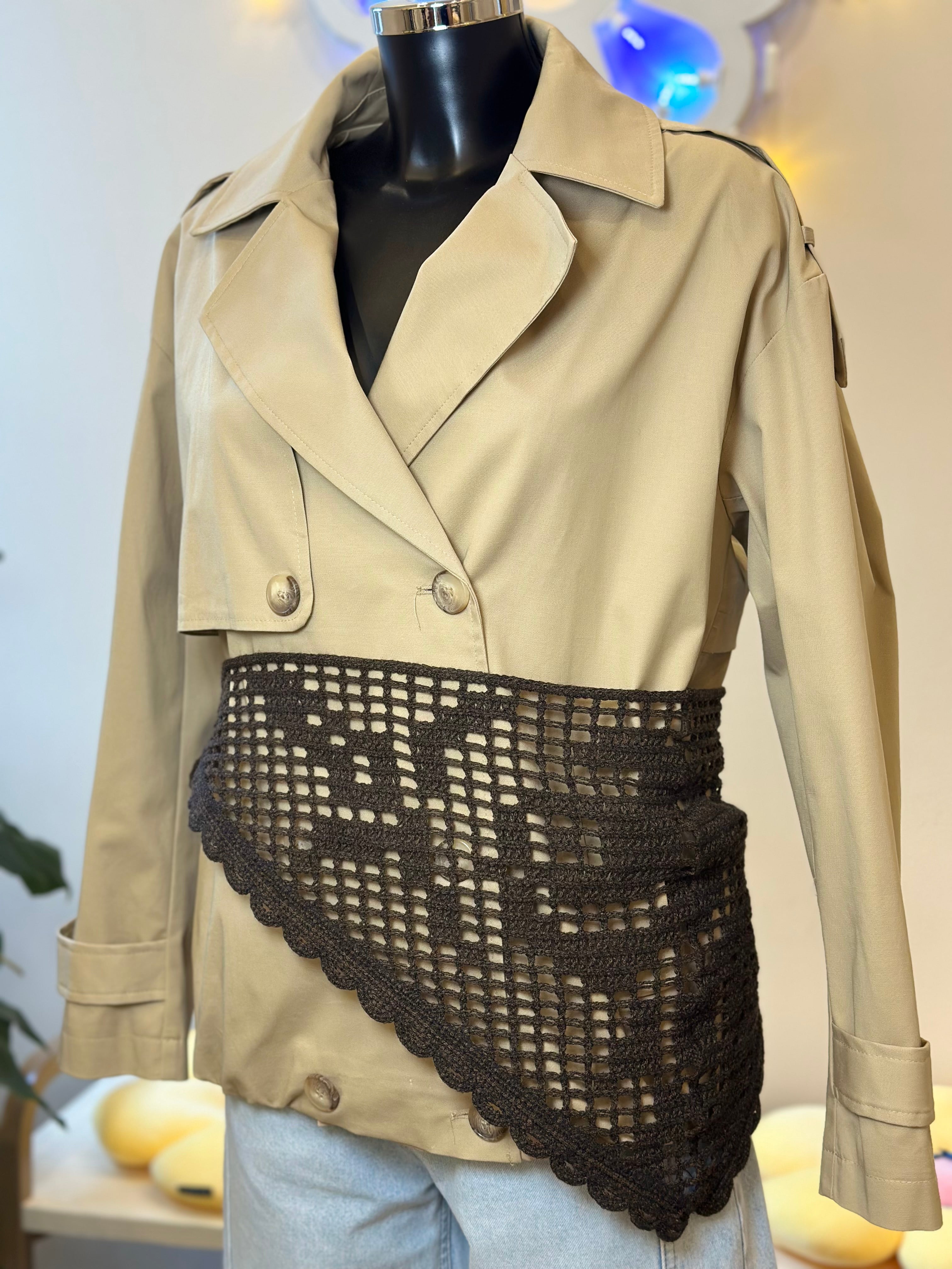 Trenchcoat mit Häkelschal Kontatto