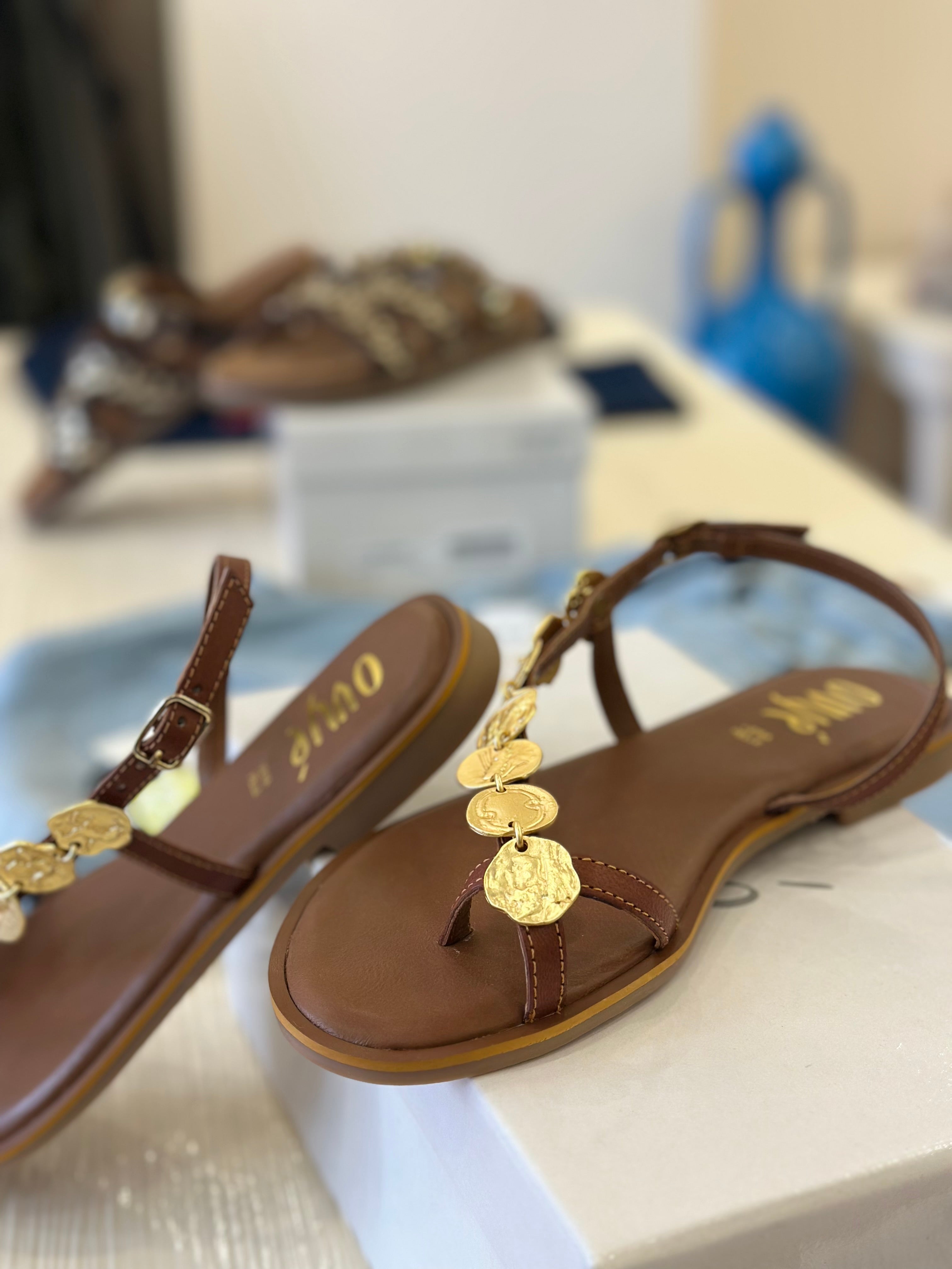 Ovyè - Braune Sandalen mit golgenen Medaillons